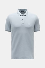 Front view of the C.P. Company Poloshirt rauchblau in soft, breathable pure cotton piqué with slim fit, classic collar, two-button placket, subtle chest stitching, elastic sleeve cuffs, and short hem slits. Sportive Eleganz trifft auf Individualität: Das 