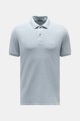 Front view of the C.P. Company Poloshirt rauchblau in soft, breathable pure cotton piqué with slim fit, classic collar, two-button placket, subtle chest stitching, elastic sleeve cuffs, and short hem slits. Sportive Eleganz trifft auf Individualität: Das 