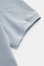 Close-up side view of C.P. Company Poloshirt rauchblau sleeve, showcasing soft cotton piqué fabric, elastic cuffs, and fine stitching.

<p>Sportive Eleganz trifft auf Individualität: Das Poloshirt von C.P. COMPANY aus reinem Baumwoll-Piqué überzeugt mit w