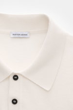 Close-up front view of Iris von Arnim Kurzarm-Strickpolo 'Pavion' offwhite showing soft cashmere and silk knit, classic collar, and two-button placket. Luxuriöser Allrounder: Das edle Strickpolo von IRIS VON ARNIM verbindet Exklusivität mit unvergleichlic