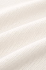 Close-up front view of the offwhite Iris von Arnim Kurzarm-Strickpolo 'Pavion' fabric, showing soft cashmere and silk knit texture.

<p>Luxuriöser Allrounder: Das edle Strickpolo von IRIS VON ARNIM verbindet Exklusivität mit unvergleichlichem Komfort und 