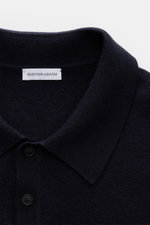 Iris von Arnim Kurzarm-Strickpolo 'Pavion' navy, Detailaufnahme von oben, hochwertiger Mix aus Cashmere und Seide, weicher Griff, Regular Fit, klassischer Polokragen mit Zwei-Knopf-Leiste.