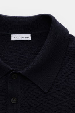 Iris von Arnim Kurzarm-Strickpolo 'Pavion' navy, Detailaufnahme von oben, hochwertiger Mix aus Cashmere und Seide, weicher Griff, Regular Fit, klassischer Polokragen mit Zwei-Knopf-Leiste.