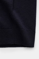 Nahaufnahme des Saums vom Iris von Arnim Kurzarm-Strickpolo 'Pavion' navy aus Cashmere-Seide-Mix, weicher Griff, Regular Fit.