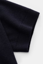 Iris von Arnim Kurzarm-Strickpolo 'Pavion' navy, Detailaufnahme der kurzen Ärmel mit weichem Griff, Cashmere-Seide-Mix, Regular Fit, Polokragen, Zwei-Knopf-Leiste.