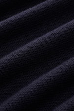 Nahaufnahme der Struktur des navyfarbenen Iris von Arnim Kurzarm-Strickpolo 'Pavion', gefertigt aus weichem Cashmere-Seide-Mix mit feinem Regular Fit.