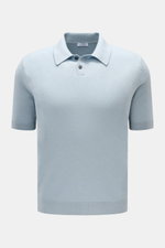Iris von Arnim Kurzarm-Strickpolo "Pavion" hellblau, frontal fotografiert, aus Cashmere-Seide, Regular Fit, Polokragen mit Zwei-Knopf-Leiste, weicher Griff.