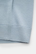 Iris von Arnim Kurzarm-Strickpolo 'Pavion' hellblau, Detailaufnahme des weichen Strickstoffs aus Cashmere-Seide-Mix mit klassischem Polokragen und Zwei-Knopf-Leiste, Regular Fit, luxuriöser Allrounder.