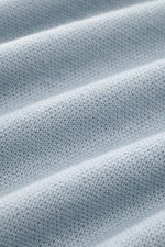 Nahaufnahme des hellblauen Iris von Arnim Kurzarm-Strickpolo 'Pavion' aus Cashmere-Seide-Mix mit weichem Griff, Regular Fit, klassischem Polokragen und Zwei-Knopf-Leiste, Detailansicht der Struktur.