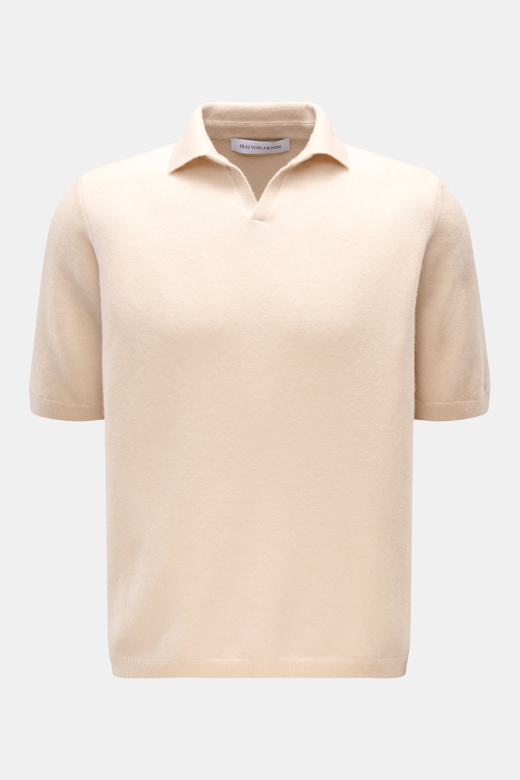 Iris von Arnim Kurzarm-Strickpolo 'Ameca' beige, frontal fotografiert, weicher Griff, Regular Fit, klassischer Polokragen, Mix aus Cashmere und Seide.