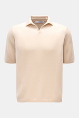 Front view of Iris von Arnim Kurzarm-Strickpolo "Ameca" beige, a luxurious knit polo in cashmere and silk blend, soft touch, regular fit, classic collar. <p>Luxuriöser Allrounder: Das edle Strickpolo von IRIS VON ARNIM verbindet Exklusivität mit unverglei