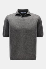 Front view of Iris von Arnim Kurzarm-Strickpolo 'Ameca' dunkelgrau meliert, a short-sleeve knit polo in dark gray melange.

<p>Luxuriöser Allrounder: Das edle Strickpolo von IRIS VON ARNIM verbindet Exklusivität mit unvergleichlichem Komfort und wird so z