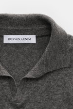Close-up front view of the Iris von Arnim Kurzarm-Strickpolo 'Ameca' dunkelgrau meliert, showing the soft knit texture and classic collar. Luxuriöser Allrounder: Das edle Strickpolo von IRIS VON ARNIM verbindet Exklusivität mit unvergleichlichem Komfort u