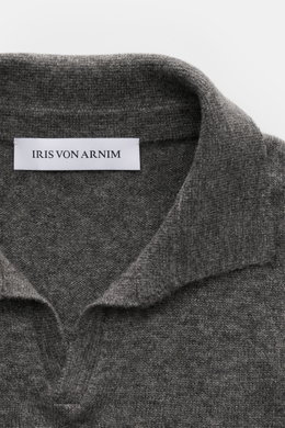 Close-up front view of the Iris von Arnim Kurzarm-Strickpolo 'Ameca' dunkelgrau meliert, showing the soft knit texture and classic collar. Luxuriöser Allrounder: Das edle Strickpolo von IRIS VON ARNIM verbindet Exklusivität mit unvergleichlichem Komfort u