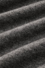 Close-up front view of Iris von Arnim Kurzarm-Strickpolo 'Ameca' dunkelgrau meliert showing soft, dark grey melange knit texture.

<p>Luxuriöser Allrounder: Das edle Strickpolo von IRIS VON ARNIM verbindet Exklusivität mit unvergleichlichem Komfort und wi
