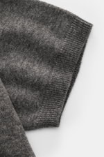 Close-up view of the sleeve of the Iris von Arnim Kurzarm-Strickpolo 'Ameca' dunkelgrau meliert, a soft cashmere and silk knit polo with a classic collar, regular fit, and luxurious texture. <p>Luxuriöser Allrounder: Das edle Strickpolo von IRIS VON ARNIM