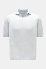 Front view of Iris von Arnim Kurzarm-Strickpolo "Ameca" pastellblau meliert, a short-sleeve knit polo made of cashmere and silk blend, soft touch, regular fit with classic polo collar, luxurious and versatile.
