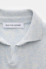 Close-up front view of Iris von Arnim Kurzarm-Strickpolo 'Ameca' pastellblau meliert showing soft knit fabric and classic polo collar. <p>Luxuriöser Allrounder: Das edle Strickpolo von IRIS VON ARNIM verbindet Exklusivität mit unvergleichlichem Komfort un