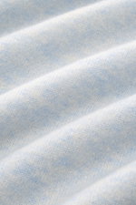 Close-up fabric view from above of the Iris von Arnim Kurzarm-Strickpolo 'Ameca' pastellblau meliert, a soft cashmere and silk knit polo. Luxuriöser Allrounder: Das edle Strickpolo von IRIS VON ARNIM verbindet Exklusivität mit unvergleichlichem Komfort un