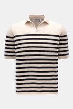 Iris von Arnim Kurzarm-Strickpolo 'Ameca' beige/dark navy gestreift shown front view with short sleeves, classic collar, regular fit, soft cashmere-silk blend. Luxuriöser Allrounder: Das edle Strickpolo von IRIS VON ARNIM verbindet Exklusivität mit unverg
