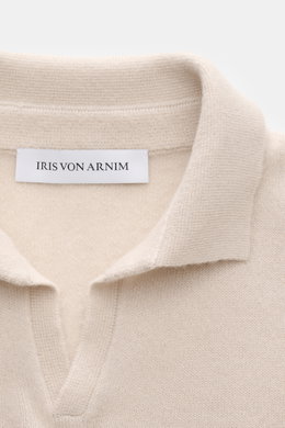 Close-up front view of the beige Iris von Arnim Kurzarm-Strickpolo 'Ameca' beige/dark navy gestreift collar showing soft cashmere and silk knit texture. Luxuriöser Allrounder: Das edle Strickpolo von IRIS VON ARNIM verbindet Exklusivität mit unvergleichli