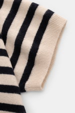 Close-up front view of the short sleeve cuff of the Iris von Arnim Kurzarm-Strickpolo 'Ameca' beige/dark navy gestreift, showcasing soft knit fabric with beige and dark navy stripes. Luxuriöser Allrounder: Das edle Strickpolo von IRIS VON ARNIM verbindet 