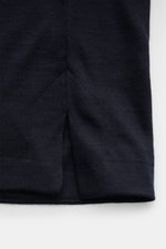 Colombo Cashmere Kurzarm-Strickpolo navy meliert, Detailansicht Saum mit Schlitz, reiner Cashmere, Slim Fit, weicher Griff, feines Strickbild.