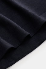 Colombo Cashmere Kurzarm-Strickpolo navy meliert, Detailaufnahme des feinen Strickbilds und weichen Griffs aus reiner Cashmere, Slim Fit.