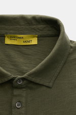 Nahaufnahme des B.F. Knitwear Jersey-Poloshirts dark olive mit klassischem Polokragen, Slim Fit und weichem Griff aus reiner Baumwolle.