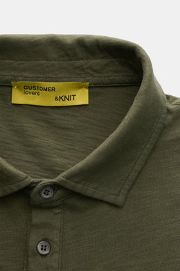Nahaufnahme des B.F. Knitwear Jersey-Poloshirts dark olive mit klassischem Polokragen, Slim Fit und weichem Griff aus reiner Baumwolle.