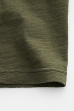 Nahaufnahme des Saums des B.F. Knitwear Jersey-Poloshirt dark olive, aus weicher, reiner Baumwolle im Slim Fit mit klassischem Polokragen.