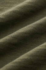 B.F. Knitwear Jersey-Poloshirt dark olive Nahaufnahme der weichen Baumwoll-Jersey-Struktur in Slim Fit, klassischer Polokragen, Detailfoto aus schräger Perspektive.