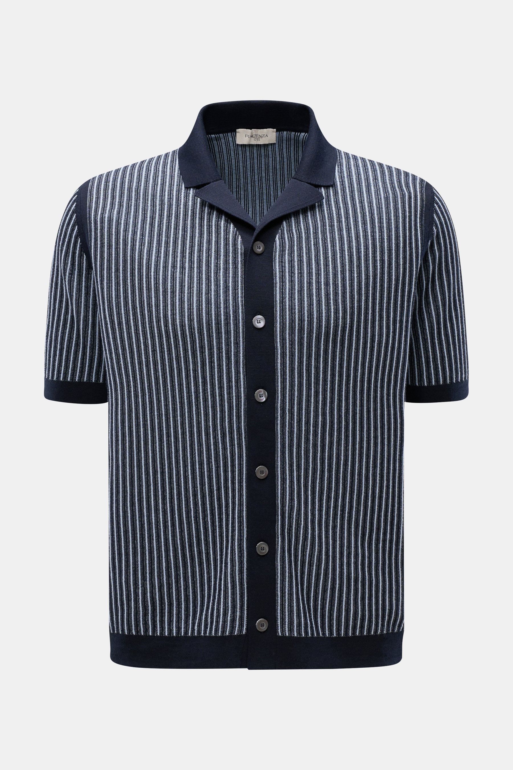 Front view of Piacenza 1733 Kurzarm-Strickhemd navy/hellblau gestreift, a short-sleeve knit shirt with airy cotton, soft touch, fine knit, striped texture, regular fit, Cuban collar, and flexible rib cuffs. Leichte Strick-Eleganz für warme Tage: Das Kurza