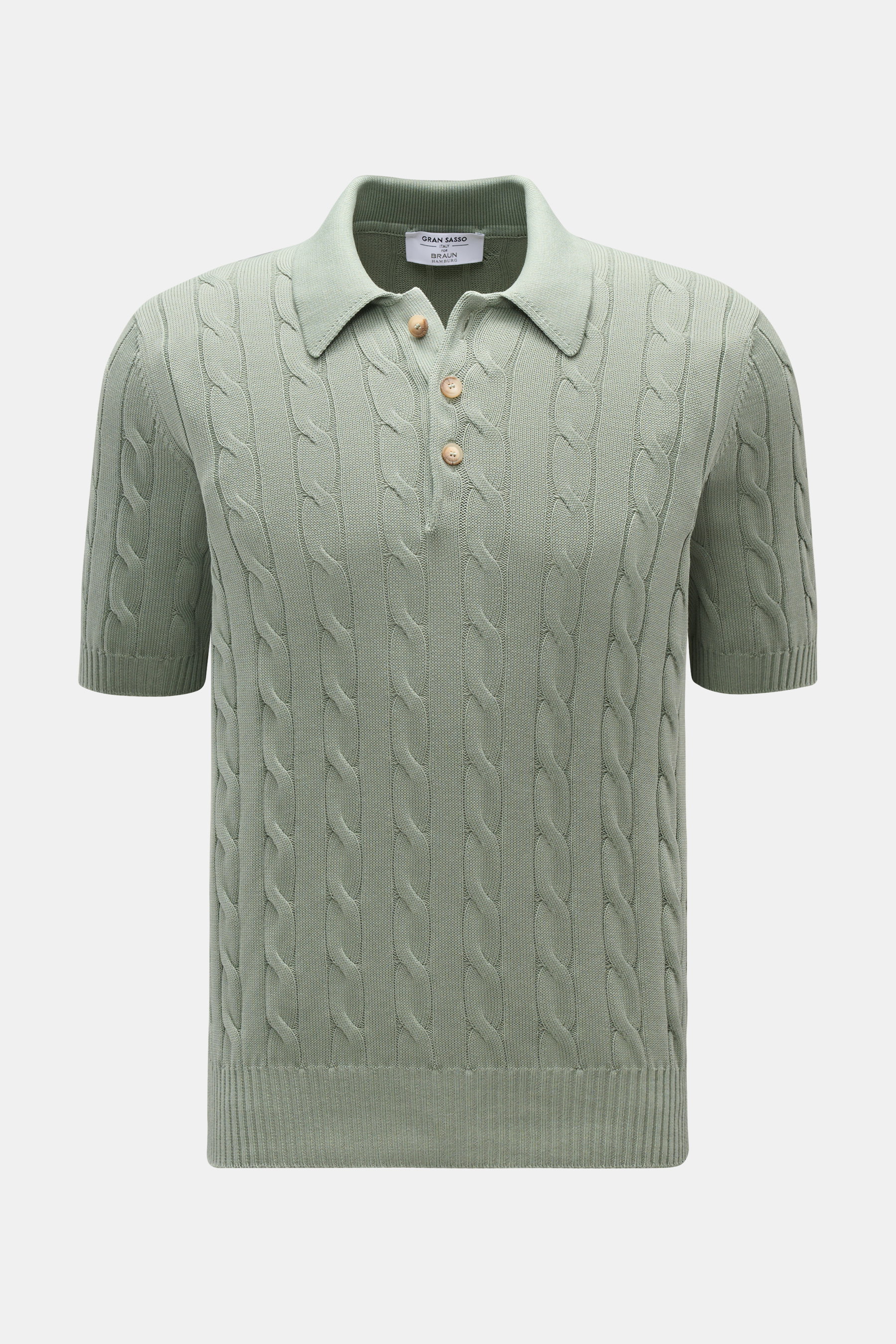 Gran Sasso Kurzarm-Strickpolo salbei in Slim Fit, frontale Nahaufnahme, Zopfstrickmuster, reine Baumwolle, klassischer Polokragen, weiche Rippbündchen.