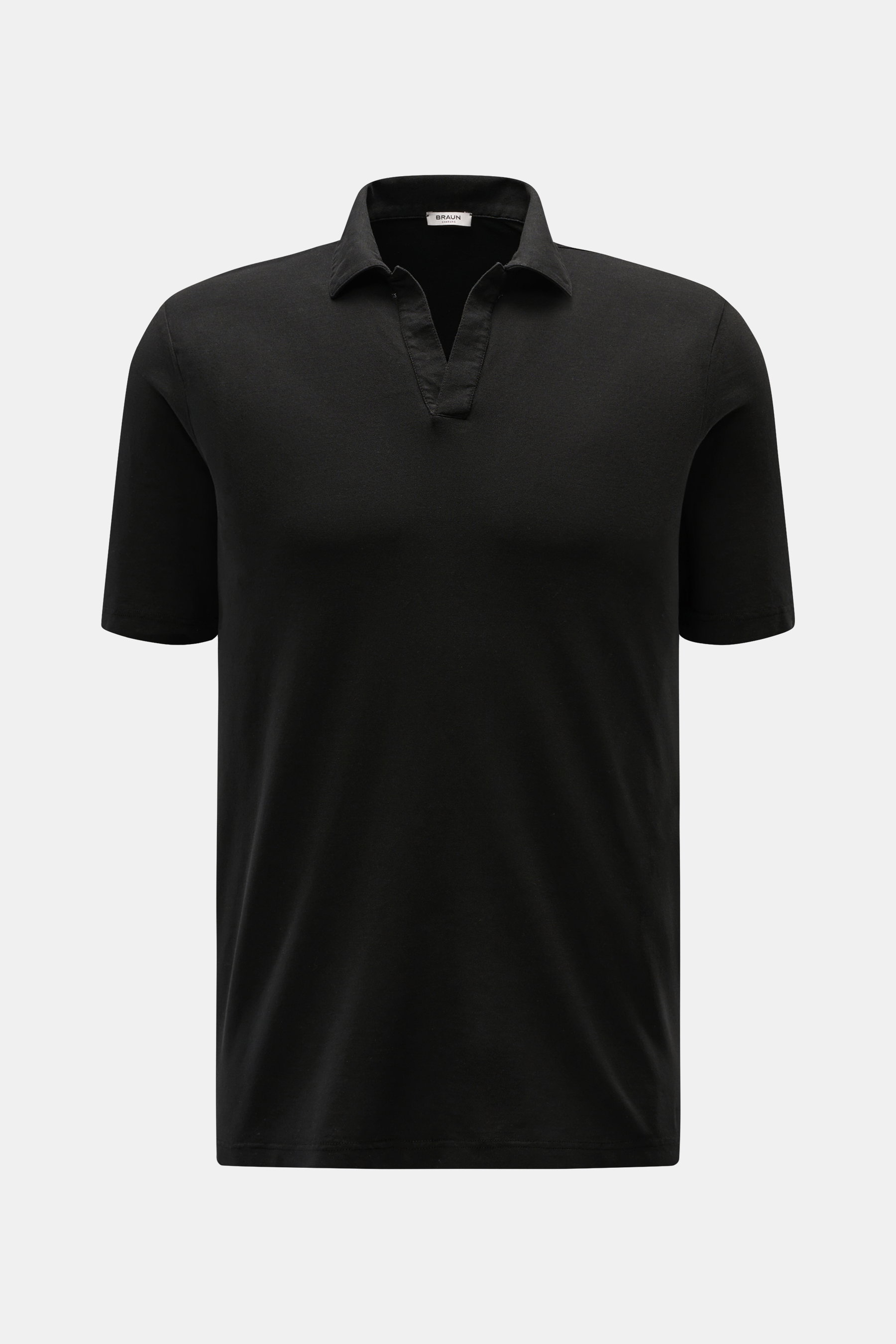 Vorderansicht des schwarzen BRAUN Hamburg Jersey-Poloshirts aus reiner Baumwolle, Slim Fit mit offenem Polokragen und Saumschlitzen.