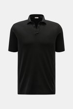 Vorderansicht des schwarzen BRAUN Hamburg Jersey-Poloshirts aus reiner Baumwolle, Slim Fit mit offenem Polokragen und Saumschlitzen.