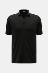 Vorderansicht des schwarzen BRAUN Hamburg Jersey-Poloshirts aus reiner Baumwolle, Slim Fit mit offenem Polokragen und Saumschlitzen.