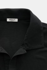 Nahaufnahme von Polokragen und offenem Kragen der schwarzen BRAUN Hamburg Jersey-Poloshirt Slim Fit aus reiner Baumwolle.