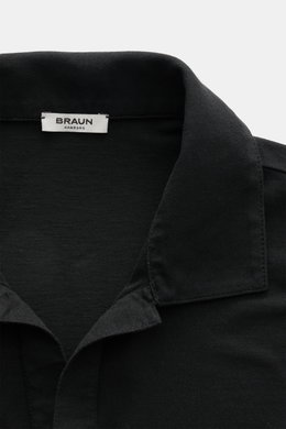 Nahaufnahme von Polokragen und offenem Kragen der schwarzen BRAUN Hamburg Jersey-Poloshirt Slim Fit aus reiner Baumwolle.