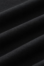 Nahaufnahme des schwarzen BRAUN Hamburg Jersey-Poloshirts in Slim Fit, reine Baumwolle, feiner Jersey, offene Kragenleiste, seitliche Saumschlitze.