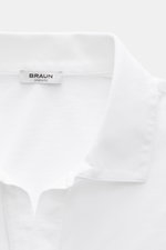 BRAUN Hamburg Jersey-Poloshirt weiß in Slim Fit, Detailaufnahme von oben, reiner Baumwoll-Jersey, offener Kragen, feine Struktur, seitliche Saumschlitze.