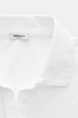 BRAUN Hamburg Jersey-Poloshirt weiß in Slim Fit, Detailaufnahme von oben, reiner Baumwoll-Jersey, offener Kragen, feine Struktur, seitliche Saumschlitze.