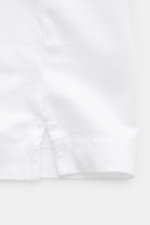 Weißes BRAUN Hamburg Jersey-Poloshirt, Slim Fit, reine Baumwolle, offene Kragenleiste, seitliche Saumschlitze, Frontansicht, sportiv und leger.