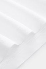 BRAUN Hamburg Jersey-Poloshirt weiß aus reiner Baumwolle, Slim Fit, offene Kragenleiste, seitliche Saumschlitze, frontal fotografiert.