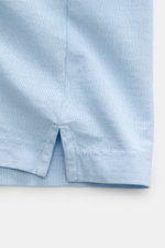 Nahaufnahme des seitlichen Saums mit Saumschlitzen des hellblauen BRAUN Hamburg Jersey-Poloshirts aus reiner Baumwolle im Slim Fit.