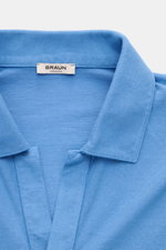 Nahaufnahme von blauem BRAUN Hamburg Jersey-Poloshirt, Slim Fit, reine Baumwolle, offener Kragen, seitliche Saumschlitze.