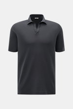 BRAUN Hamburg Jersey-Poloshirt dunkelgrau, Slim Fit, reine Baumwolle, offener Kragen, Saumschlitze, frontale Nahaufnahme, sportiv und leger.