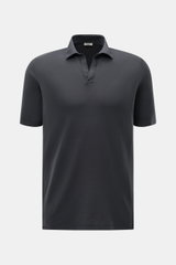 BRAUN Hamburg Jersey-Poloshirt dunkelgrau, Slim Fit, reine Baumwolle, offener Kragen, Saumschlitze, frontale Nahaufnahme, sportiv und leger.