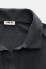 BRAUN Hamburg Jersey-Poloshirt dunkelgrau, Slim Fit, reine Baumwolle, offener Polokragen, leicht griffig, Nahaufnahme von oben auf Kragen und Label.