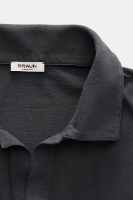 BRAUN Hamburg Jersey-Poloshirt dunkelgrau, Slim Fit, reine Baumwolle, offener Polokragen, leicht griffig, Nahaufnahme von oben auf Kragen und Label.